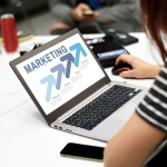 Perbedaan Tradisional Marketing dan Digital Marketing: Lebih Cocok Mana? Perbedaan tradisional marketing dan digital marketing
