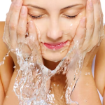 Perbedaan Face Wash dan Face Cleanser, Lebih Pilih Mana? Perbedaan face wash dan face cleanser