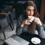 laptop mahasiswa asus vivobook nugas di cafe