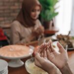 Tips Agar Tidak Kekenyangan Saat Berbuka Puasa makan saat berbuka puasa