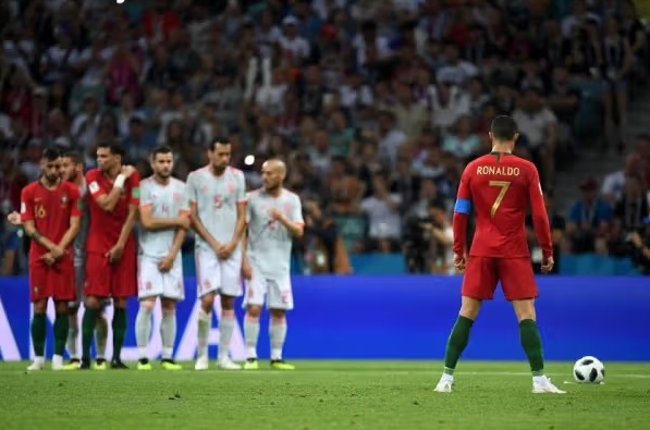 teknik pengambilan bola mati tendangan bebas